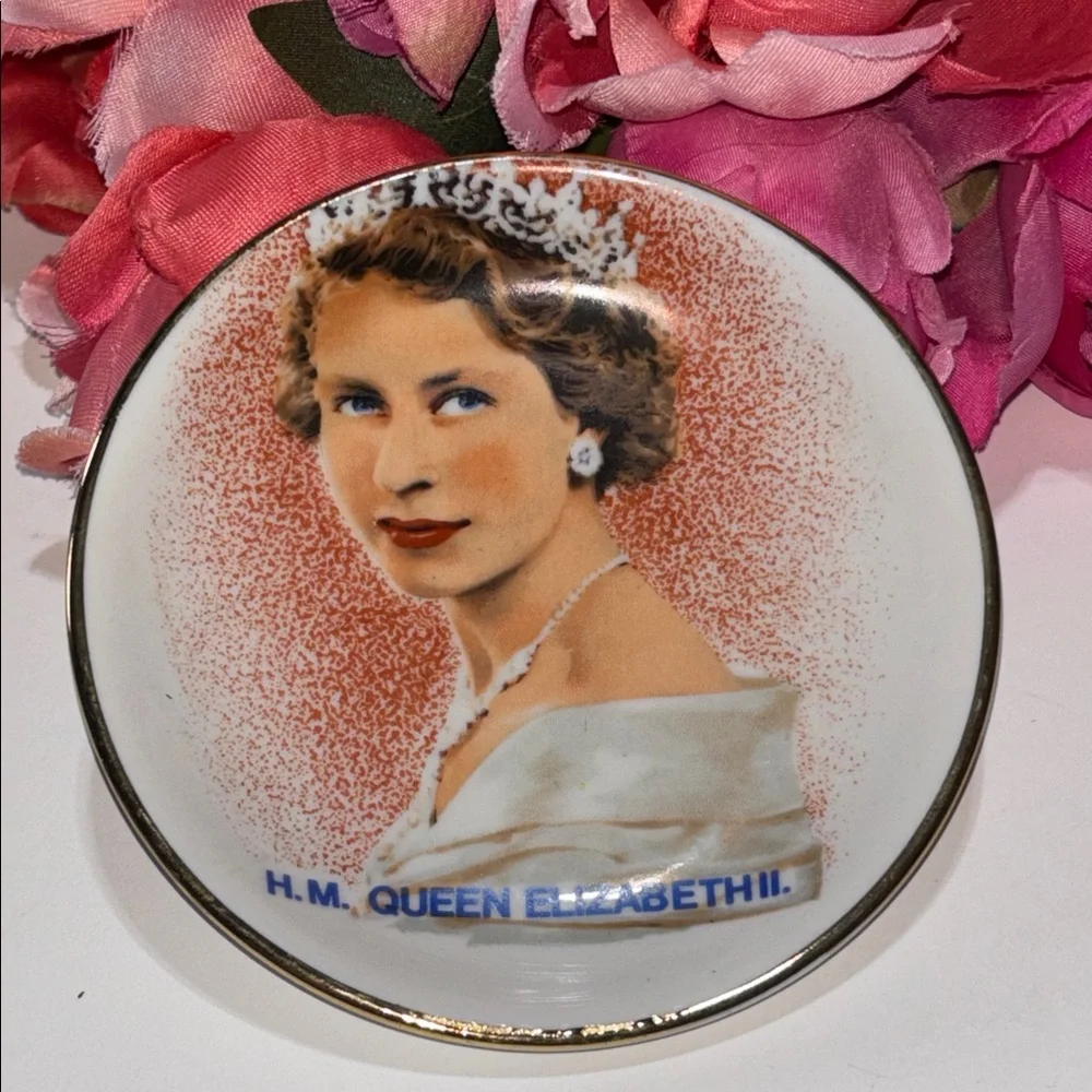 Queen Elizabeth II Decorative Plate Ring Dish QE2 Queen Elizabeth Ring dish VTG